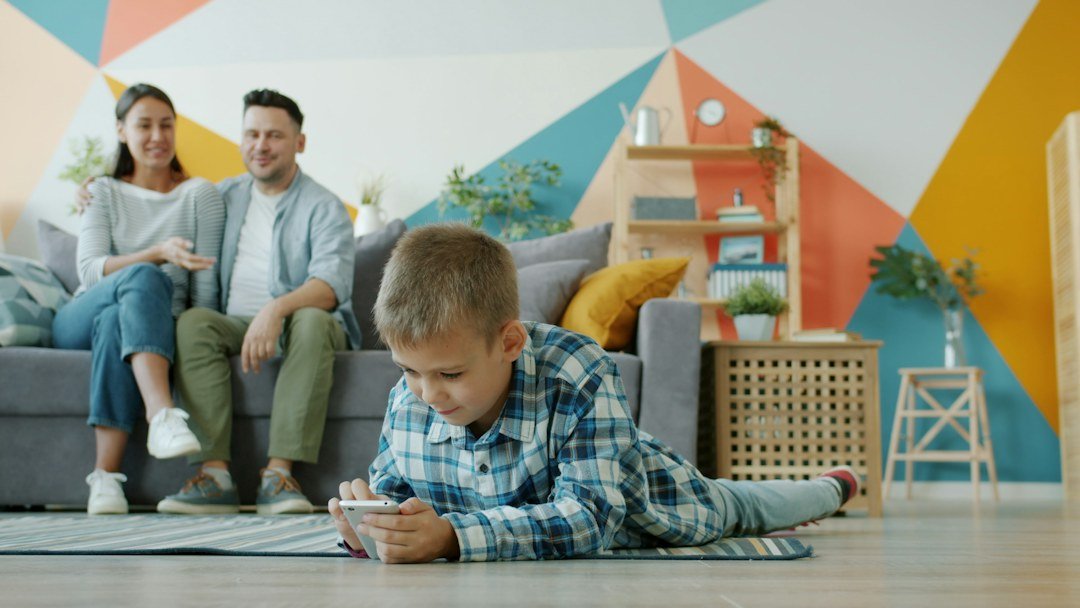 Família reunida em casa utilizando dispositivos conectados à internet