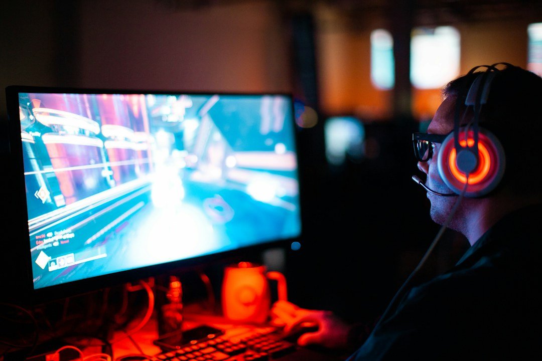 Gamer jogando no computador com headset