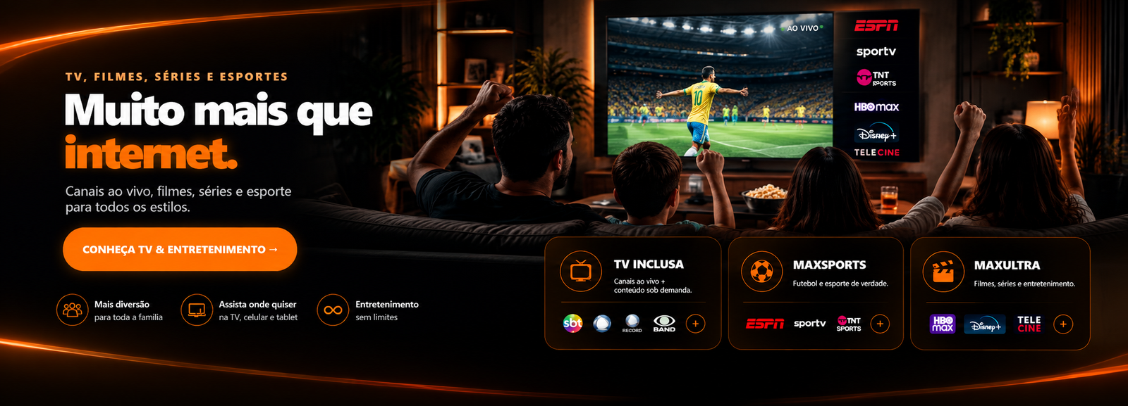 TV, filmes, séries e esportes com a Maxgiga. Família assistindo futebol em uma sala.